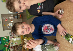 Chłopiec pokazuje swoją pracę