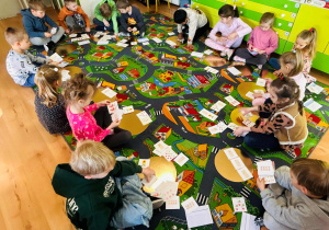 Dzieci liczą kwiaty