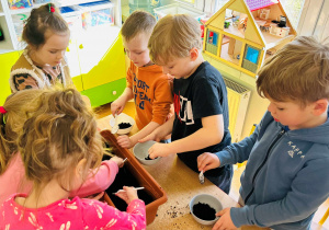 Wynalazcy sadzą kwiaty