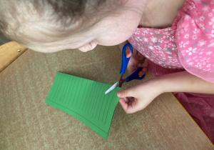 Dziewczynka wycina nożyczkami