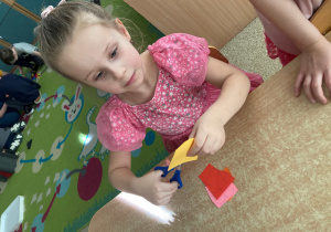 Dziewczynka wycina nożyczkami