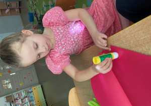 Dziewczynka klei papier