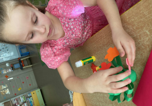 Dziewczynka przyleja kwiaty