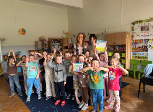 Dzieci z grupy Myśliciele pozują do zdjęcia