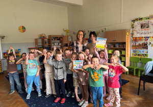 Dzieci z grupy Myśliciele wraz z nauczycielką i logopedą