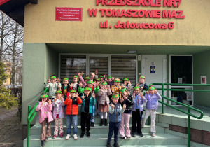 Dzieci z grupy Myśliciele pozują do zdjęcia