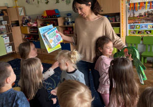 Pani Ania logopeda wręcza nagrodę dla dzieci