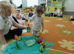 Dziewczynka wsypuje barwnik