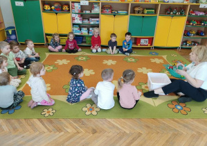 Dzieci słuchają opowieści nauczycielki