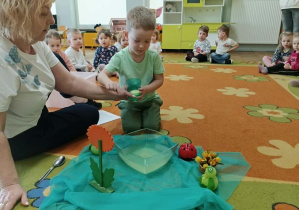 Chłopiec zabarwia wodę