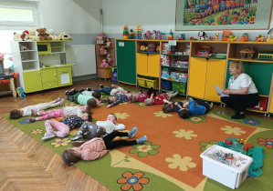 Słuchanie opowiadania nauczycielki