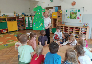 Nauczycielka prezentuje wykonaną pracę plastyczną