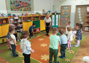 Przedszkolaki podczas zabawy ruchowej