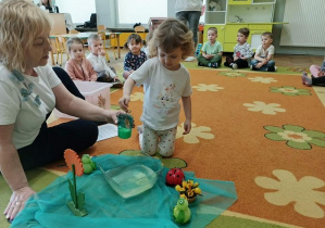 Dziewczynka zabarwia wodę