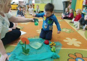 Chłopiec zabarwia wodę