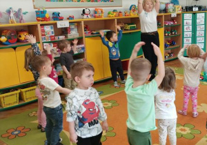 Przedszkolaki podczas zabawy ruchowej