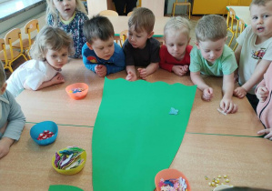 Dzieci wyklejają sukienkę pani Wiosny