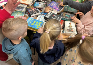 Dzieci oglądają książki