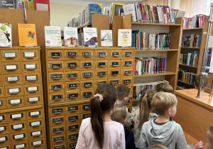 Dzieci zwiedzają bibliotekę