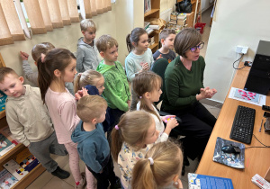 Dzieci poznają pracę bibliotekarza