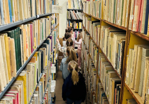 Dzieci zwiedzają bibliotekę