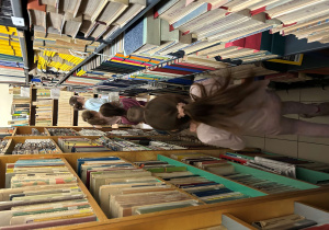 Dzieci oglądają regały z książki