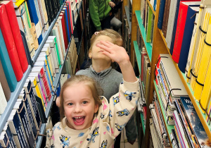 Dzieci w bibliotece pedagogicznej