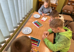 Dzieci kolorują kwiaty