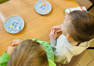 Dzieci obserwują eksperymenty z kwiatami