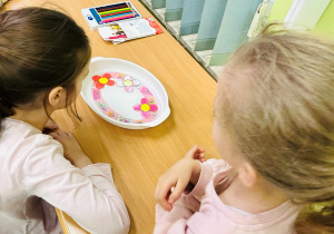 Dzieci oglądają kwiaty