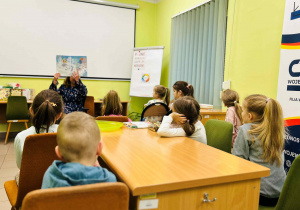 Dzieci słuchają bajki