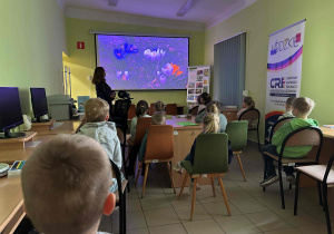 Wynalazcy słuchają ciekawostek o kwiatach