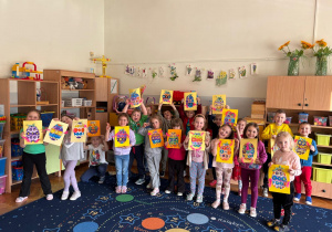 Dzieci z grupy Myśliciele z pracami plastycznymi