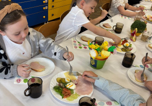 Myśliciele przy wielkanocnym stole jedzą jajka