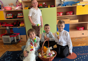 Chłopcy z grupy Myśliciele pozują do świątecznego zdjęcia