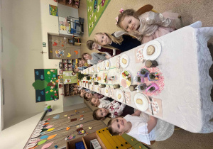 Tropiciele zasiadają do wspólnego śniadania