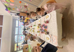 Tropiciele zasiadają do wspólnego śniadania