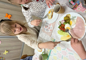 Dziewczynki dzielą się jajkiem