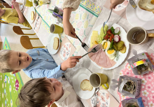 Dzieci jedzą świąteczne śniadanie