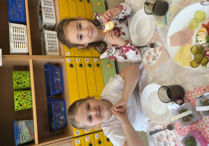 Dzieci jedzą świąteczne śniadanie