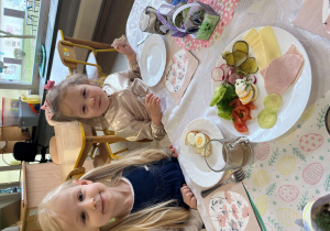 Dzieci jedzą świąteczne śniadanie