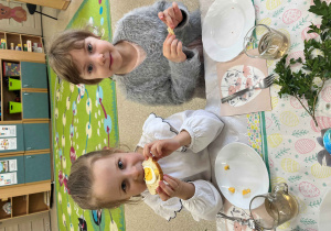 Dzieci jedzą świąteczne śniadanie