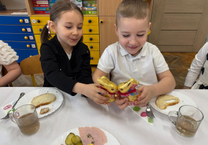 Dzieci bawią się czekoladowymi zajączkami