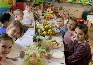 Dzieci z grupy Wynalazcy przy stole świątecznym