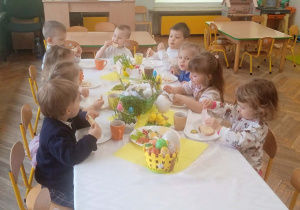 Dzieci z grupy Poszukiwacze jedzą wspólnie śniadanie