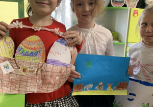 Dziewczynki ze swoimi pracami