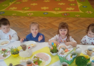 Maluszki przy świątecznym śniadaniu