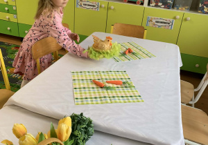 Dzieci dekorują stół wielkanocny