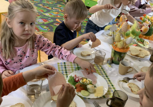 Dzieci z grupy Wynalazcy przy stole świątecznym