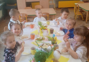Maluszki przy świątecznym śniadaniu